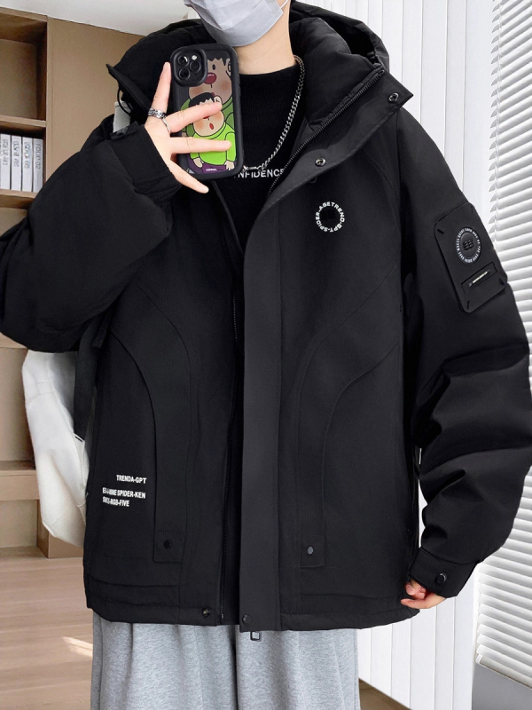 Vīriešu ziemas pūka jaka – pūka saturs 46–50%, pildījums: balts zoss pūds, vēja izturīga un aukstumizturīga, ar kapuci un rāvējslēdzēju