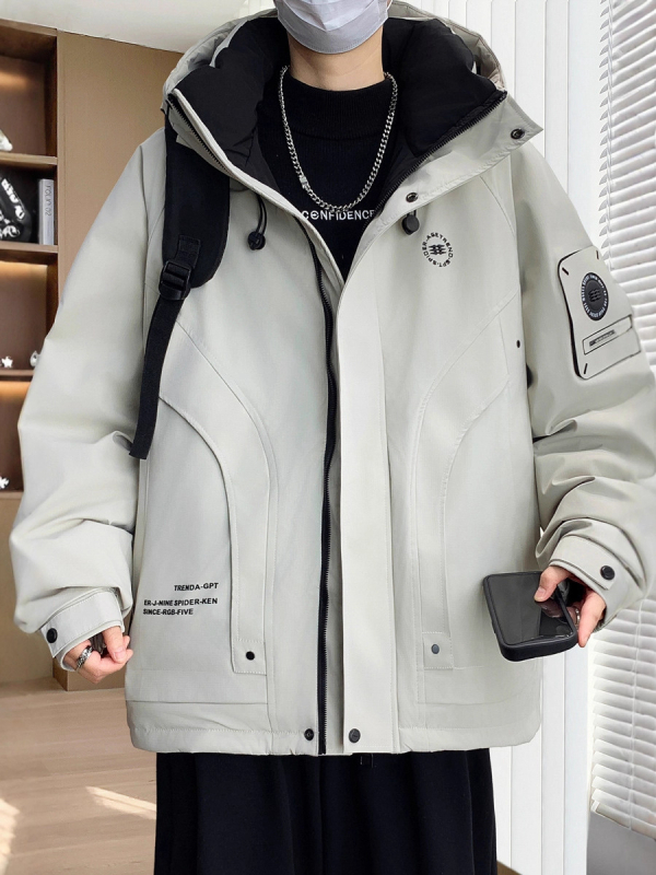 Vīriešu ziemas pūka jaka – pūka saturs 46–50%, pildījums: balts zoss pūds, vēja izturīga un aukstumizturīga, ar kapuci un rāvējslēdzēju