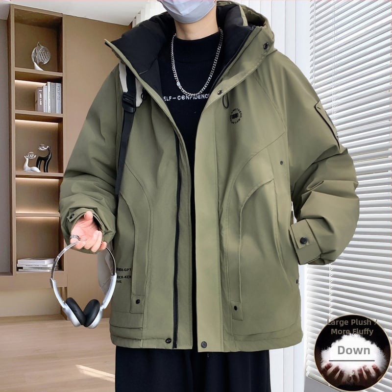 Vīriešu ziemas pūka jaka – pūka saturs 46–50%, pildījums: balts zoss pūds, vēja izturīga un aukstumizturīga, ar kapuci un rāvējslēdzēju