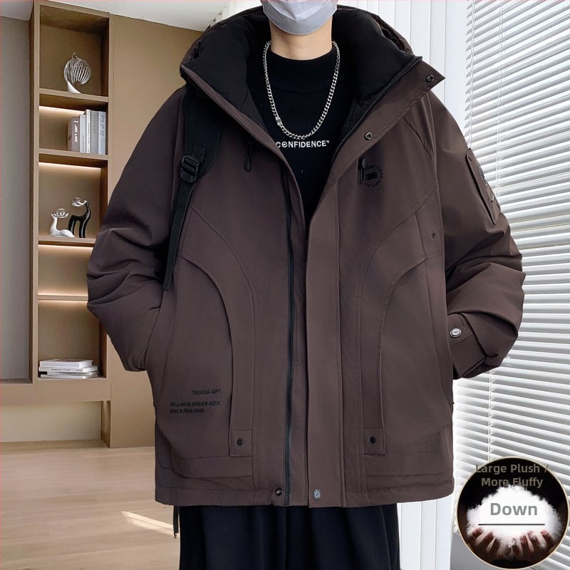 Vīriešu ziemas pūka jaka – pūka saturs 46–50%, pildījums: balts zoss pūds, vēja izturīga un aukstumizturīga, ar kapuci un rāvējslēdzēju