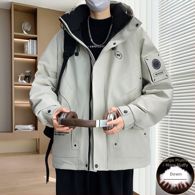 Vīriešu ziemas pūka jaka – pūka saturs 46–50%, pildījums: balts zoss pūds, vēja izturīga un aukstumizturīga, ar kapuci un rāvējslēdzēju