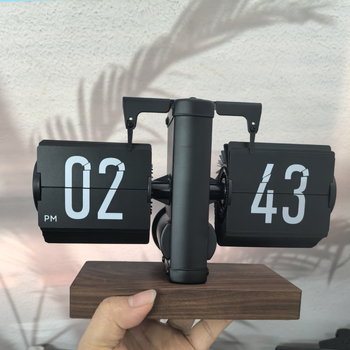 Stolni sat s dvostrukim flip mehanizmom, vanjsko napajanje, metalno kućište, plastičan brojčanik — moderni minimalistički stil