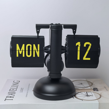 Stolni sat s dvostrukim flip mehanizmom, vanjsko napajanje, metalno kućište, plastičan brojčanik — moderni minimalistički stil