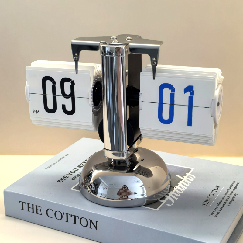 Stolni sat s dvostrukim flip mehanizmom, vanjsko napajanje, metalno kućište, plastičan brojčanik — moderni minimalistički stil