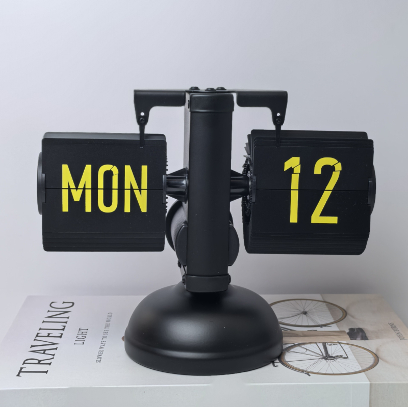 Stolni sat s dvostrukim flip mehanizmom, vanjsko napajanje, metalno kućište, plastičan brojčanik — moderni minimalistički stil