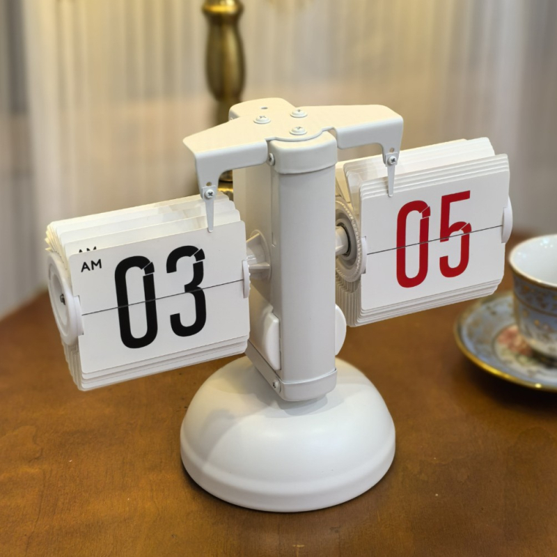 Stolni sat s dvostrukim flip mehanizmom, vanjsko napajanje, metalno kućište, plastičan brojčanik — moderni minimalistički stil