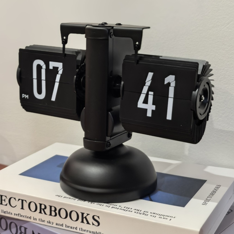 Stolni sat s dvostrukim flip mehanizmom, vanjsko napajanje, metalno kućište, plastičan brojčanik — moderni minimalistički stil