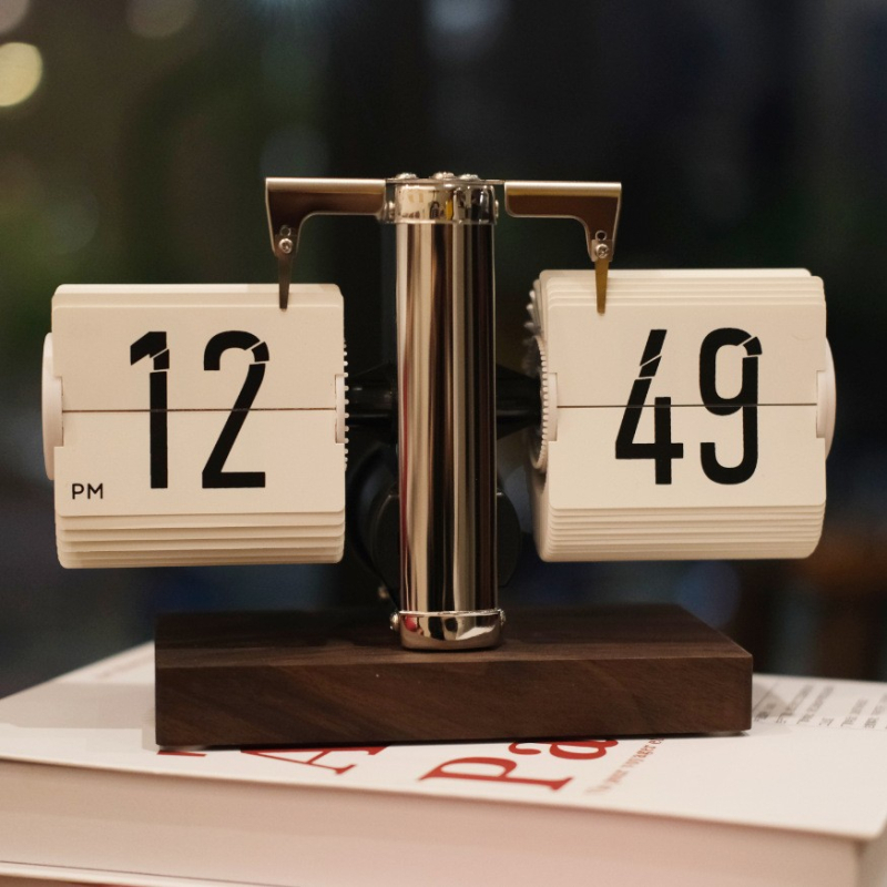 Stolni sat s dvostrukim flip mehanizmom, vanjsko napajanje, metalno kućište, plastičan brojčanik — moderni minimalistički stil