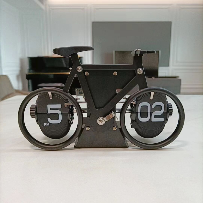 Stolni sat s dvostrukim flip mehanizmom, vanjsko napajanje, metalno kućište, plastičan brojčanik — moderni minimalistički stil