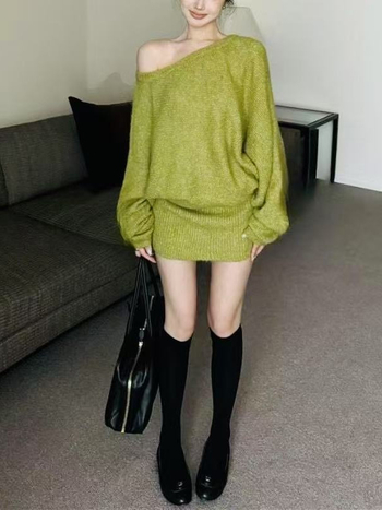 Kötött hosszú ujjú ruha, magas derékkal, csípőn szorosan követő sziluett, egyszínű, band gallér, ősz 2025