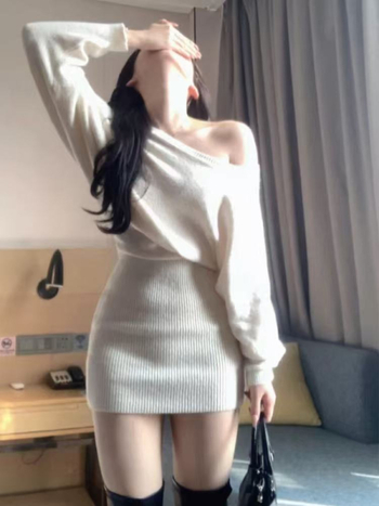 Kötött hosszú ujjú ruha, magas derékkal, csípőn szorosan követő sziluett, egyszínű, band gallér, ősz 2025