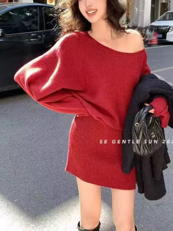 Kötött hosszú ujjú ruha, magas derékkal, csípőn szorosan követő sziluett, egyszínű, band gallér, ősz 2025