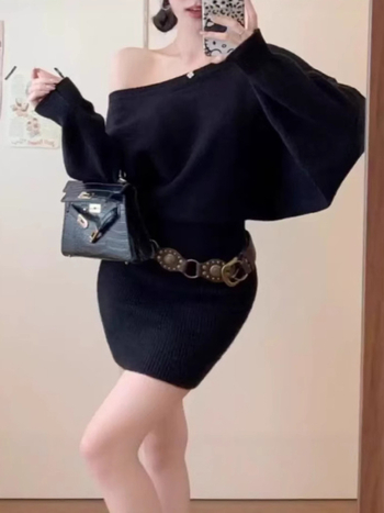 Kötött hosszú ujjú ruha, magas derékkal, csípőn szorosan követő sziluett, egyszínű, band gallér, ősz 2025