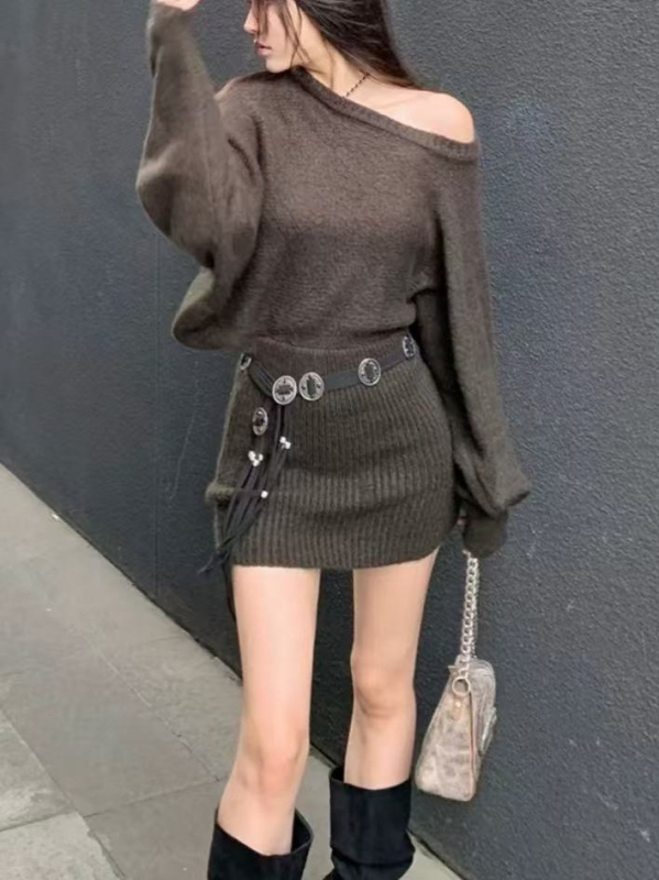 Kötött hosszú ujjú ruha, magas derékkal, csípőn szorosan követő sziluett, egyszínű, band gallér, ősz 2025