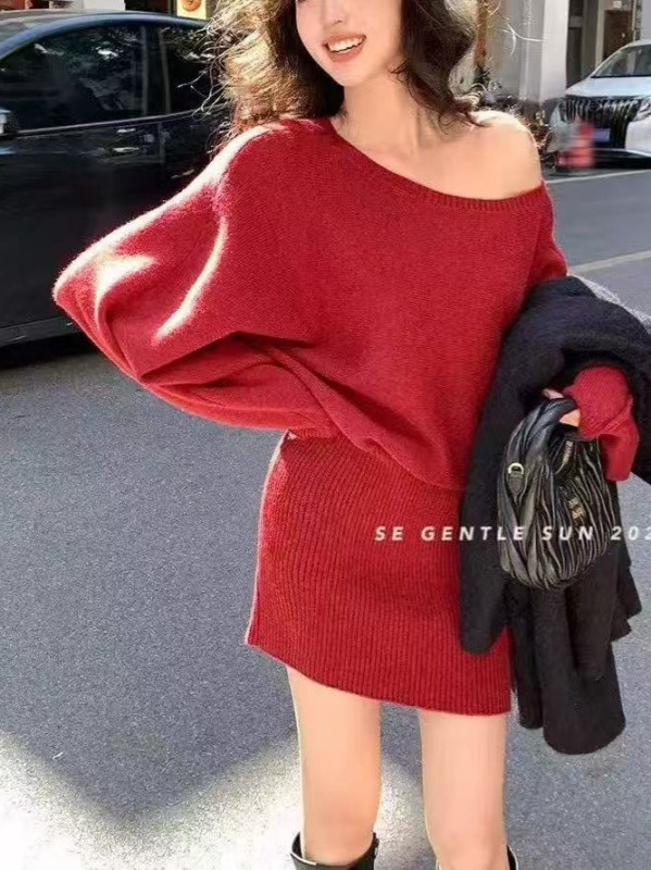 Kötött hosszú ujjú ruha, magas derékkal, csípőn szorosan követő sziluett, egyszínű, band gallér, ősz 2025