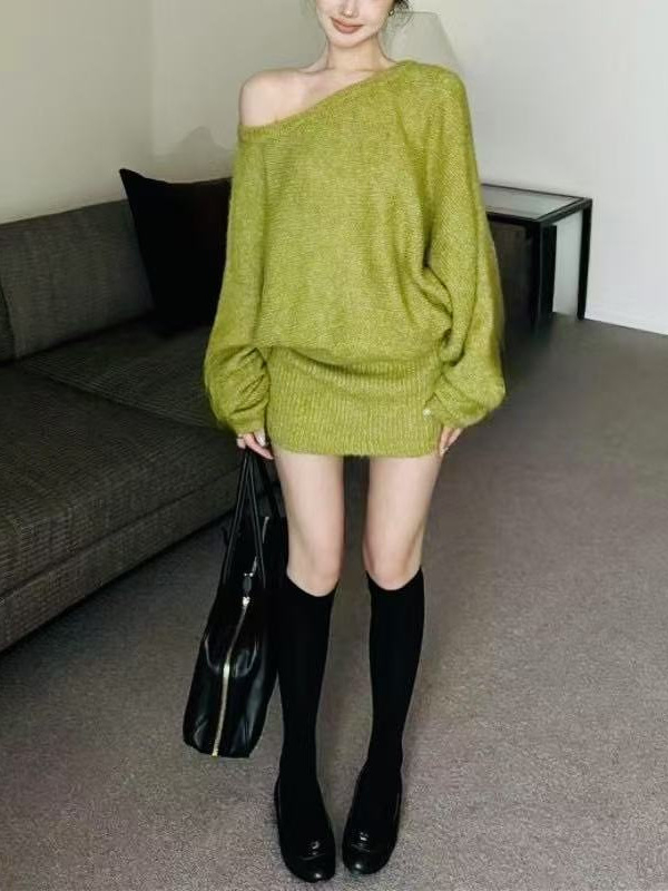 Kötött hosszú ujjú ruha, magas derékkal, csípőn szorosan követő sziluett, egyszínű, band gallér, ősz 2025