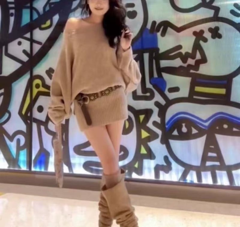 Kötött hosszú ujjú ruha, magas derékkal, csípőn szorosan követő sziluett, egyszínű, band gallér, ősz 2025