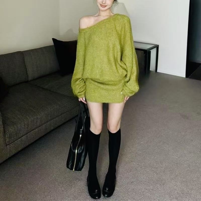 Kötött hosszú ujjú ruha, magas derékkal, csípőn szorosan követő sziluett, egyszínű, band gallér, ősz 2025