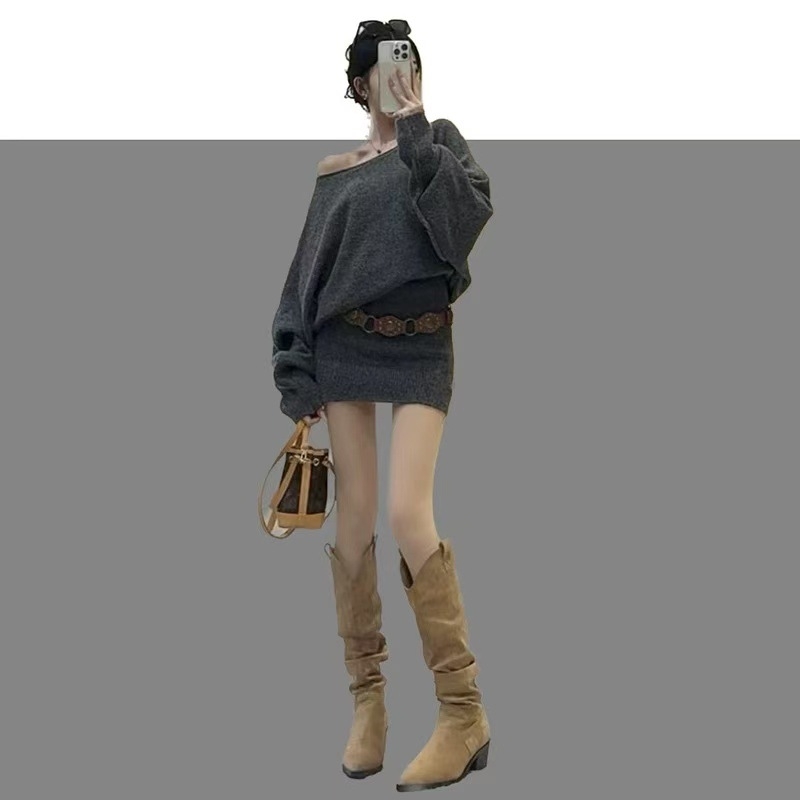 Kötött hosszú ujjú ruha, magas derékkal, csípőn szorosan követő sziluett, egyszínű, band gallér, ősz 2025