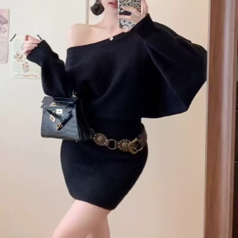 Kötött hosszú ujjú ruha, magas derékkal, csípőn szorosan követő sziluett, egyszínű, band gallér, ősz 2025