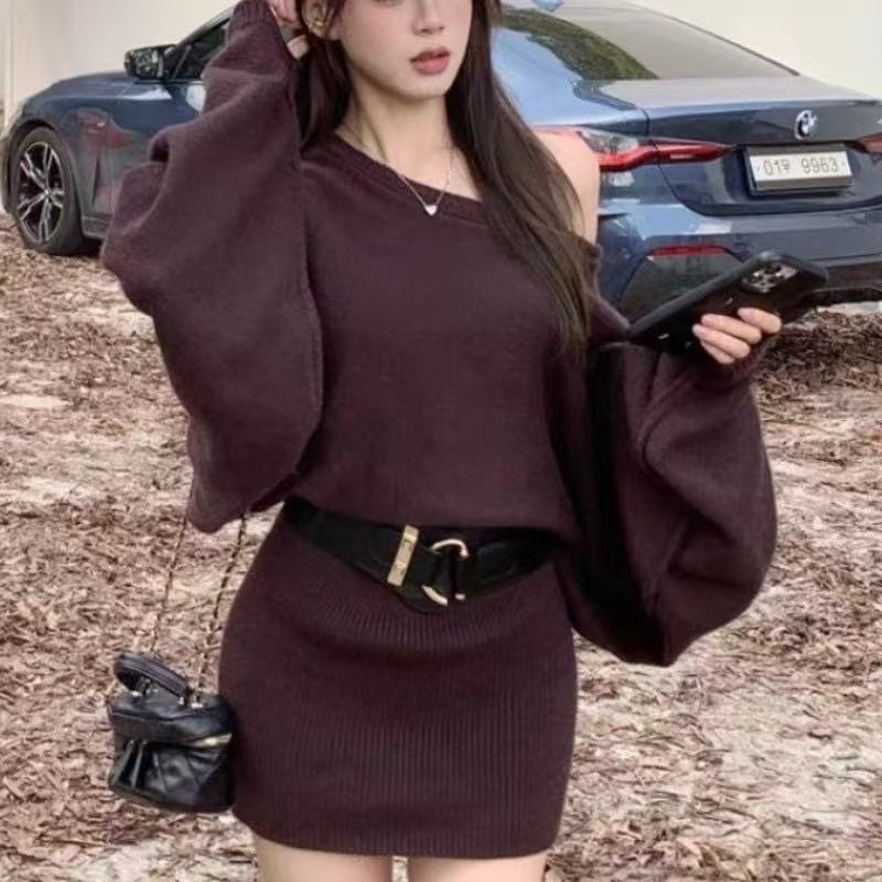 Kötött hosszú ujjú ruha, magas derékkal, csípőn szorosan követő sziluett, egyszínű, band gallér, ősz 2025