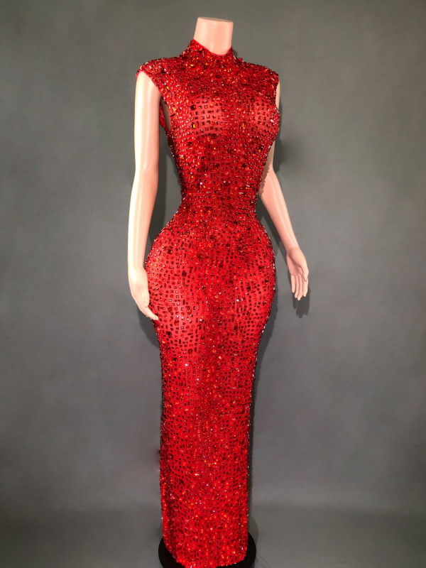 Pikk võrgustikku õhtukleit rhinestone'idega, polüester >95%, seksikas siluett, pikad varrukad, kuumalt kivi paigutus