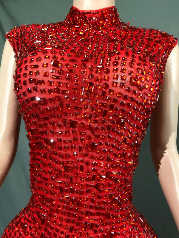 Pikk võrgustikku õhtukleit rhinestone'idega, polüester >95%, seksikas siluett, pikad varrukad, kuumalt kivi paigutus