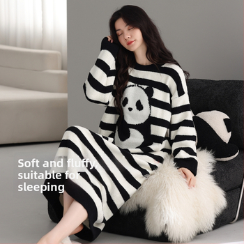 Grūtnieču naktskleita no pusvelūra ar vilnas odere, garas piedurknes, apaļš kakla, garums