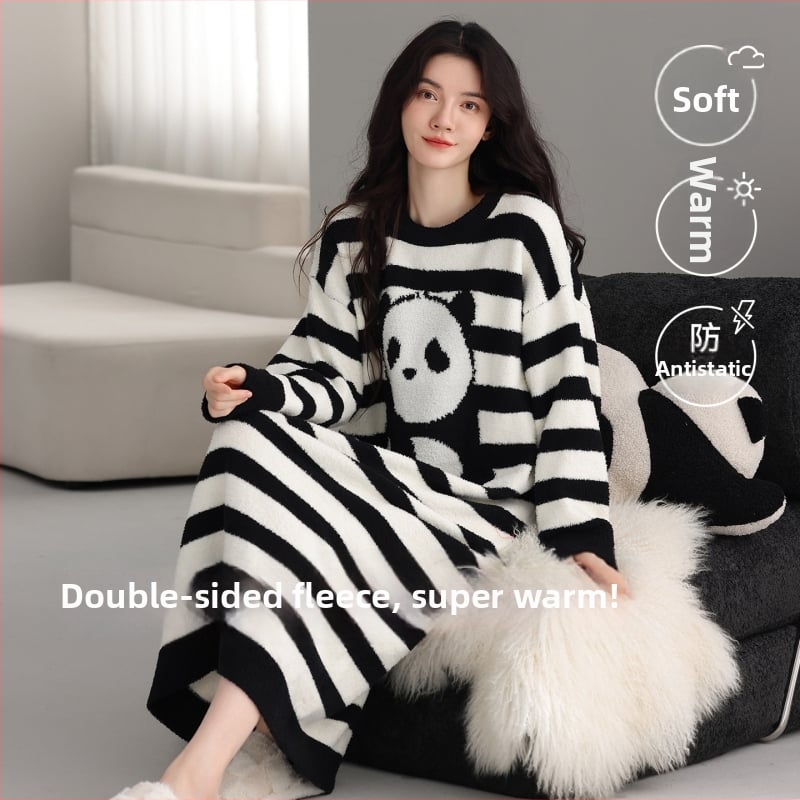 Grūtnieču naktskleita no pusvelūra ar vilnas odere, garas piedurknes, apaļš kakla, garums