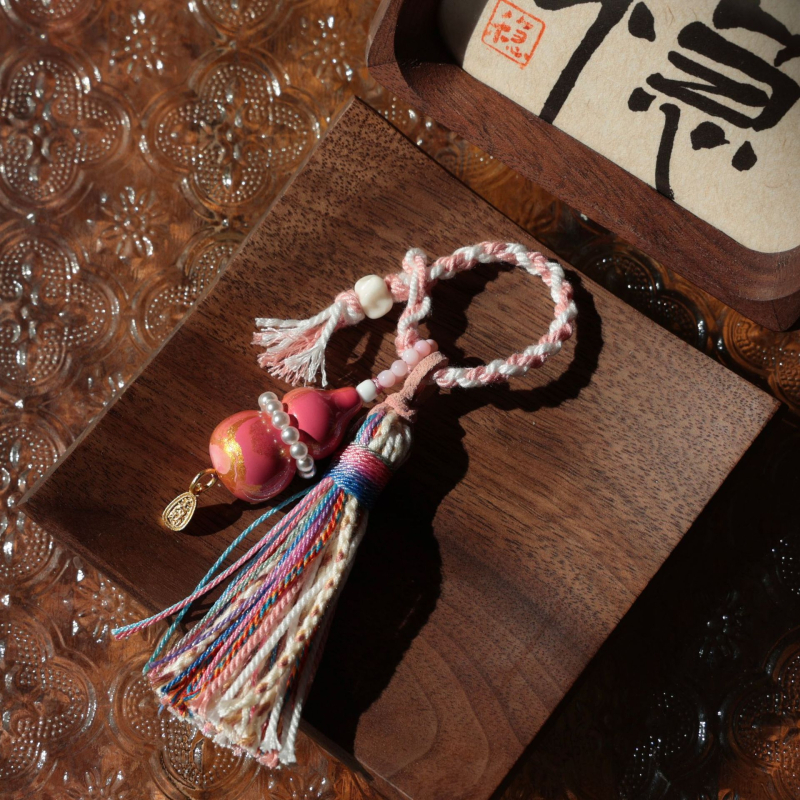 Lakots kulons ar ķirbja formas somām, tālruņiem un atslēgām — oriģinālais dizains, pavasaris 2024, SH3141