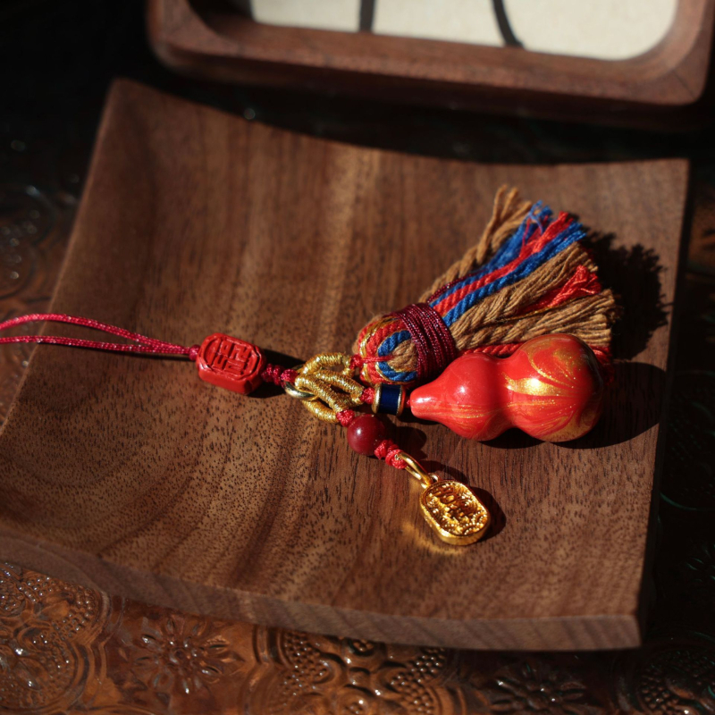 Lakots kulons ar ķirbja formas somām, tālruņiem un atslēgām — oriģinālais dizains, pavasaris 2024, SH3141