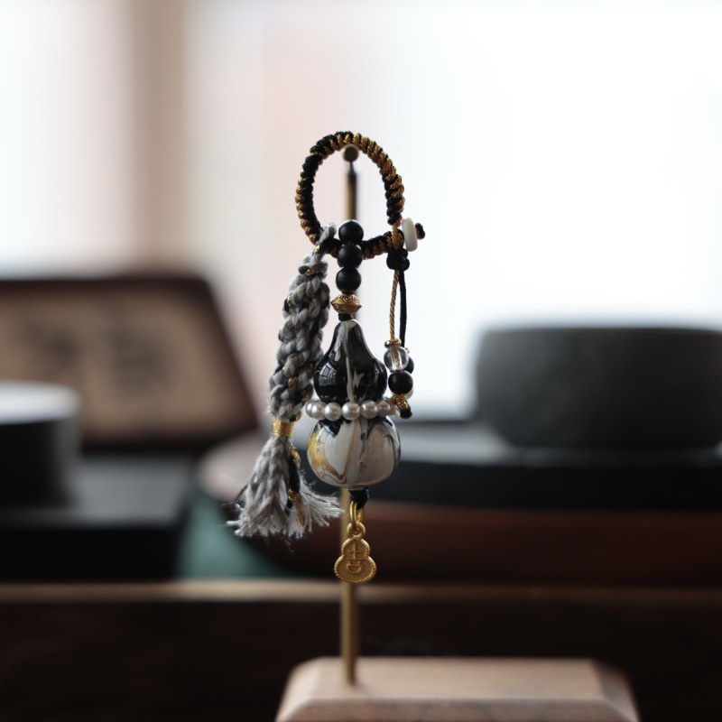 Lakots kulons ar ķirbja formas somām, tālruņiem un atslēgām — oriģinālais dizains, pavasaris 2024, SH3141