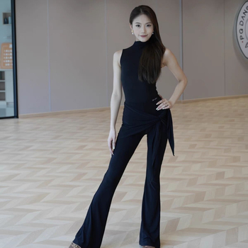 Mūsdienu deju kostīmu komplekts; bez piedurknēm top un platām biksēm; kordurojas audums ar lina saturu; oderējums no spandeksa