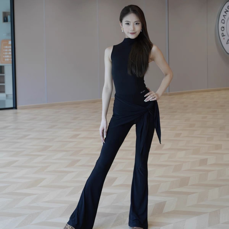 Mūsdienu deju kostīmu komplekts; bez piedurknēm top un platām biksēm; kordurojas audums ar lina saturu; oderējums no spandeksa