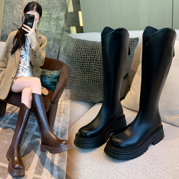 Cizme de damă tip cavaler, cu partea superioară din PU, talpă din cauciuc, gambă înaltă, toc gros 3-5 cm, închidere cu fermoar pe spate.