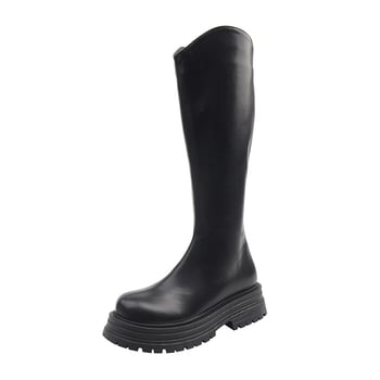 Cizme de damă tip cavaler, cu partea superioară din PU, talpă din cauciuc, gambă înaltă, toc gros 3-5 cm, închidere cu fermoar pe spate.