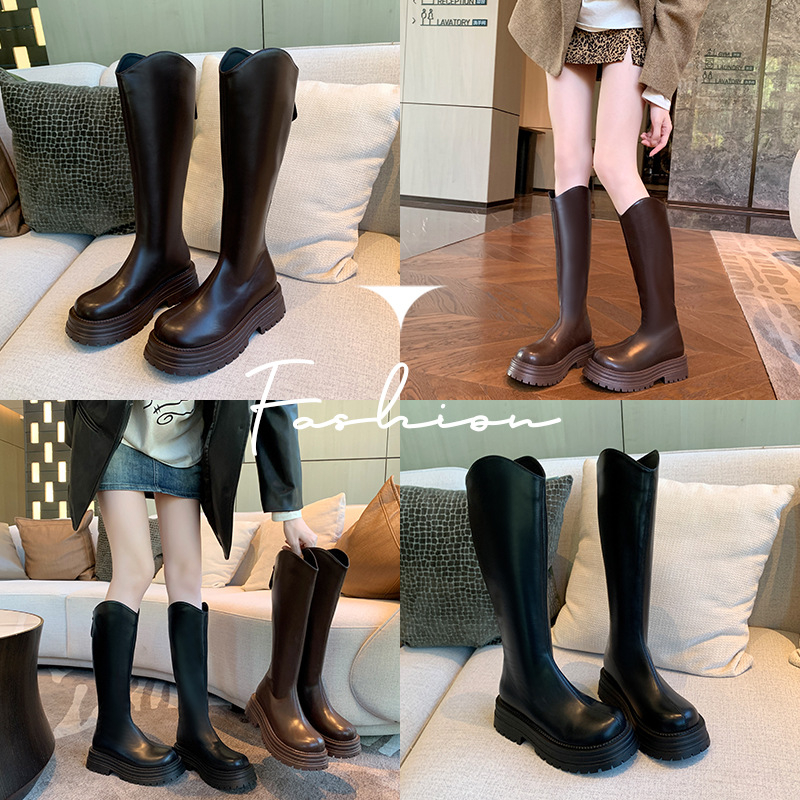 Cizme de damă tip cavaler, cu partea superioară din PU, talpă din cauciuc, gambă înaltă, toc gros 3-5 cm, închidere cu fermoar pe spate.