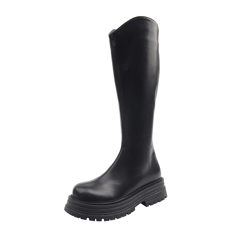 Cizme de damă tip cavaler, cu partea superioară din PU, talpă din cauciuc, gambă înaltă, toc gros 3-5 cm, închidere cu fermoar pe spate.