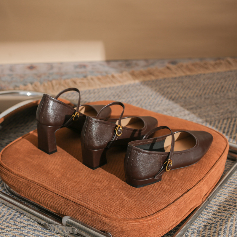 Mary Jane kingad | Mikrofiiber ülemine; ruudukujuline varvas; kummist tald; keskmine konts 3–6 cm