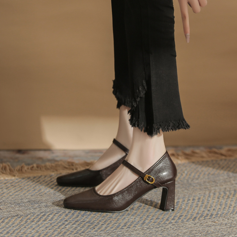 Mary Jane kingad | Mikrofiiber ülemine; ruudukujuline varvas; kummist tald; keskmine konts 3–6 cm