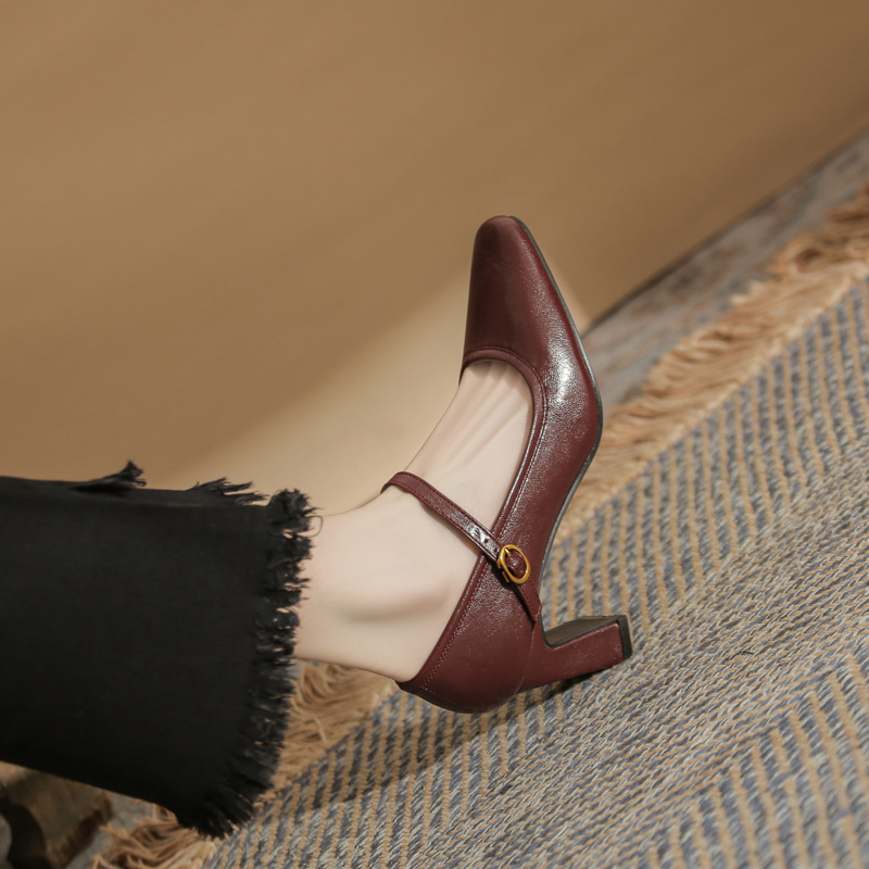 Mary Jane kingad | Mikrofiiber ülemine; ruudukujuline varvas; kummist tald; keskmine konts 3–6 cm