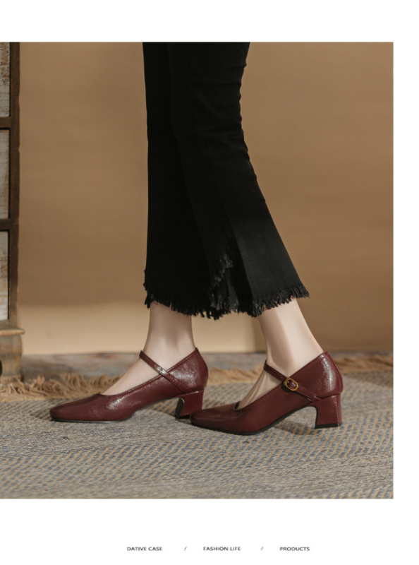 Naiste Mary Jane kingad kvadratses varbas, ülemine osa lehmakarva nahk, keskmise kõrgusega paks konts, sisetald looduslikust nahast