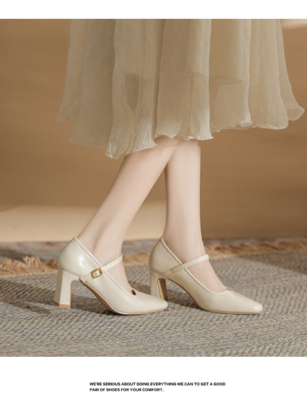 Naiste Mary Jane kingad kvadratses varbas, ülemine osa lehmakarva nahk, keskmise kõrgusega paks konts, sisetald looduslikust nahast