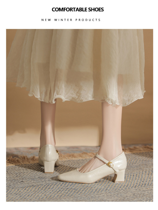 Naiste Mary Jane kingad kvadratses varbas, ülemine osa lehmakarva nahk, keskmise kõrgusega paks konts, sisetald looduslikust nahast