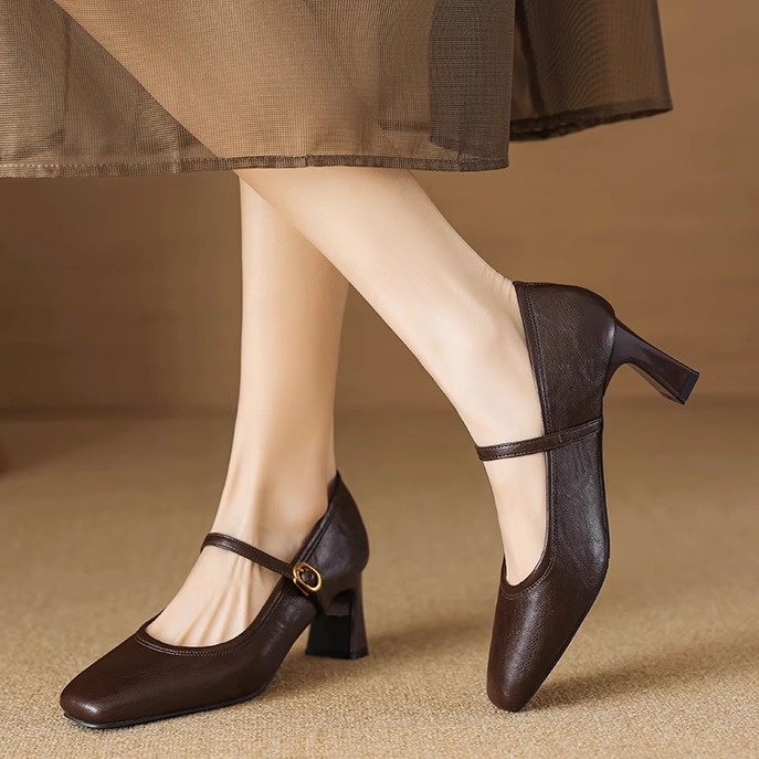 Naiste Mary Jane kingad kvadratses varbas, ülemine osa lehmakarva nahk, keskmise kõrgusega paks konts, sisetald looduslikust nahast