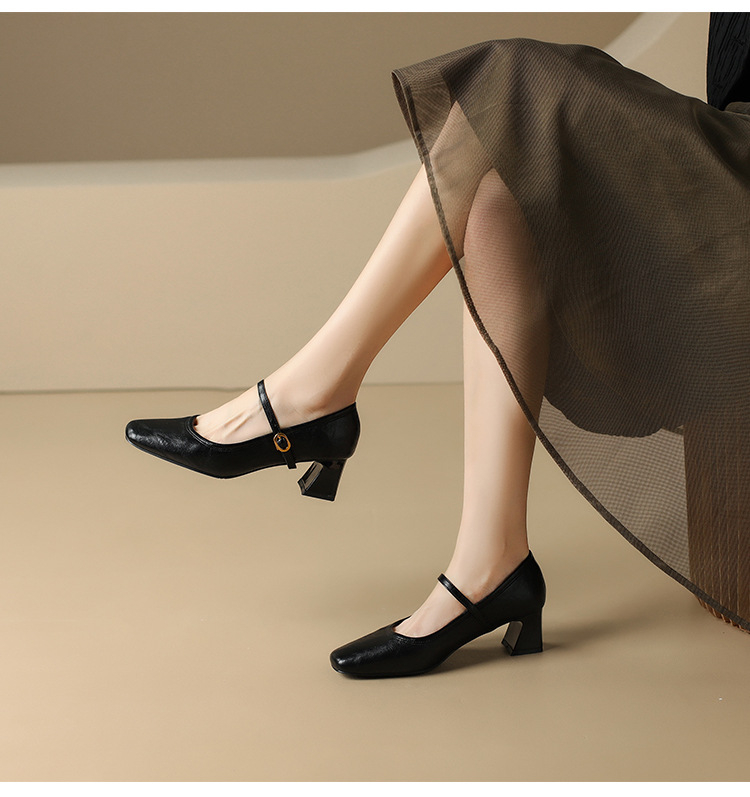 Naiste Mary Jane kingad kvadratses varbas, ülemine osa lehmakarva nahk, keskmise kõrgusega paks konts, sisetald looduslikust nahast