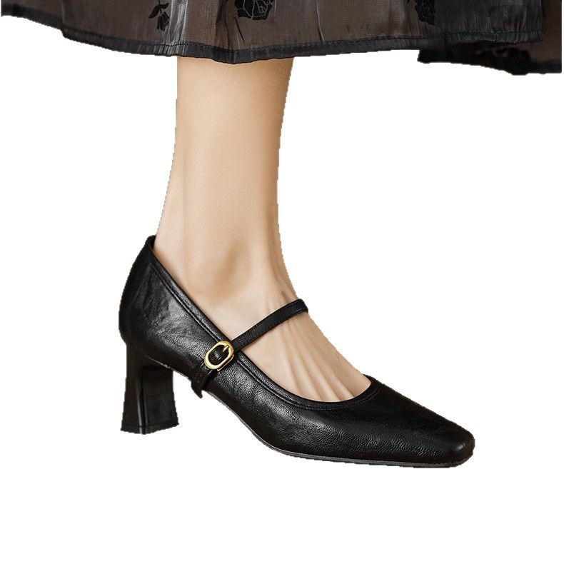 Naiste Mary Jane kingad kvadratses varbas, ülemine osa lehmakarva nahk, keskmise kõrgusega paks konts, sisetald looduslikust nahast