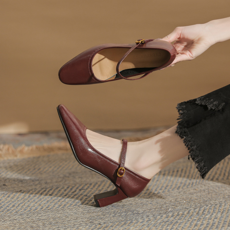 Naiste Mary Jane kingad kvadratses varbas, ülemine osa lehmakarva nahk, keskmise kõrgusega paks konts, sisetald looduslikust nahast