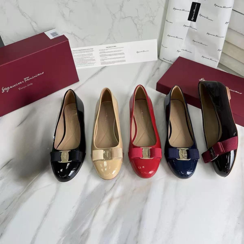 Naiste kingad lipsuga, madal konts kuni 3 cm, ümmargune varvas, ülaosa kahes kihti lambanahast, sisemus lambanahk, tald kumm