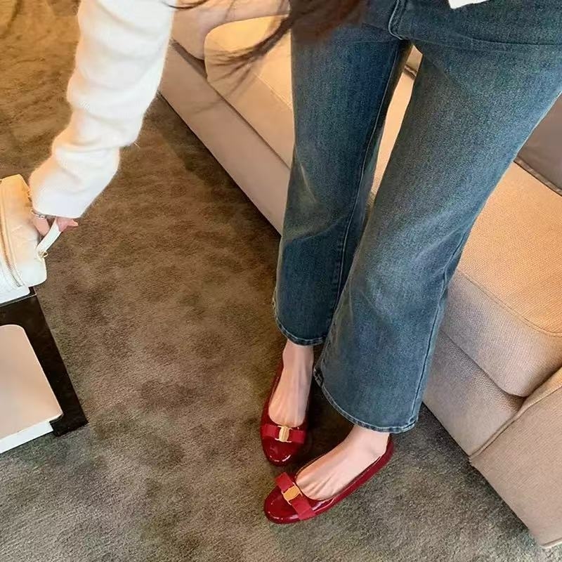 Naiste kingad lipsuga, madal konts kuni 3 cm, ümmargune varvas, ülaosa kahes kihti lambanahast, sisemus lambanahk, tald kumm